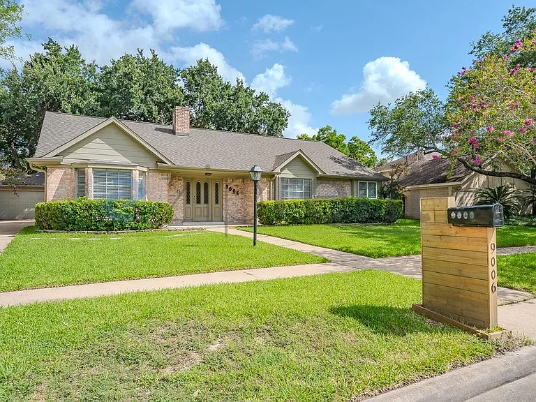 9006 Weymouth Dr — Photo 2
