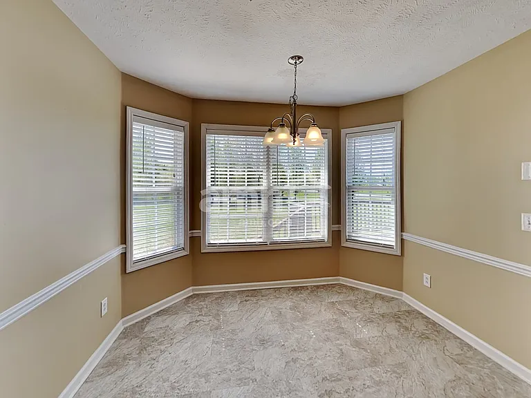 115 Crenshaw Dr — Photo 8