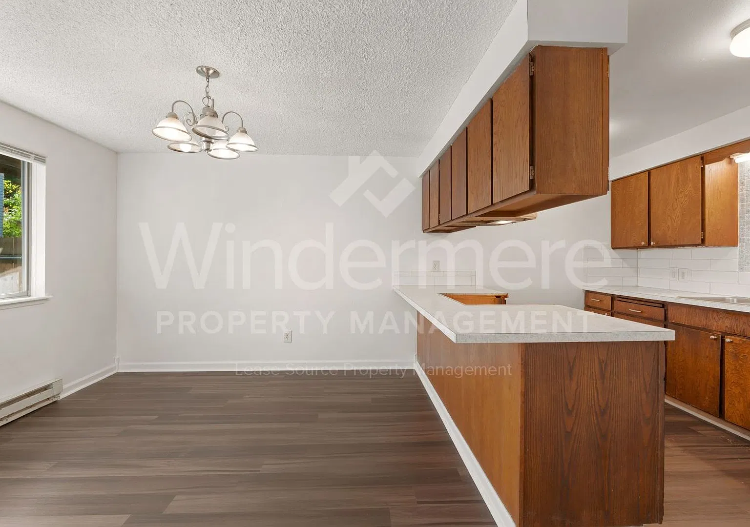 1021 W 15th — Photo 4