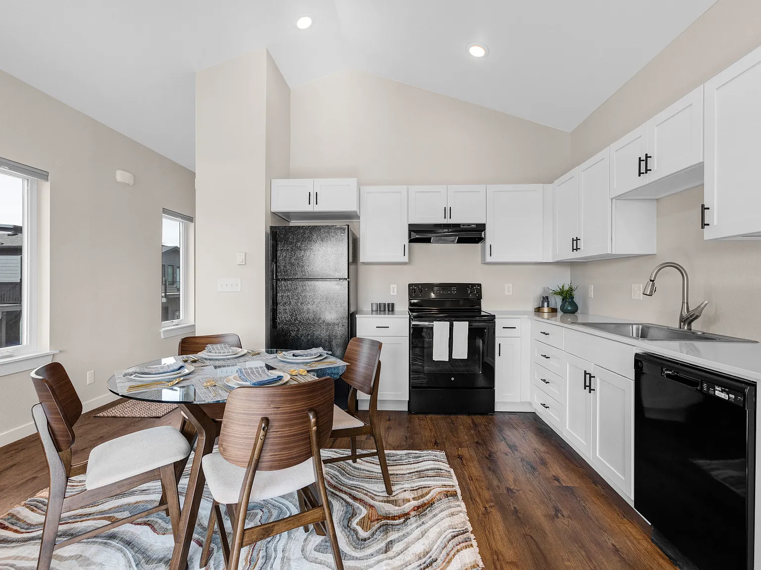 3 bed, 1200 sqft, $2,599 — Photo 3