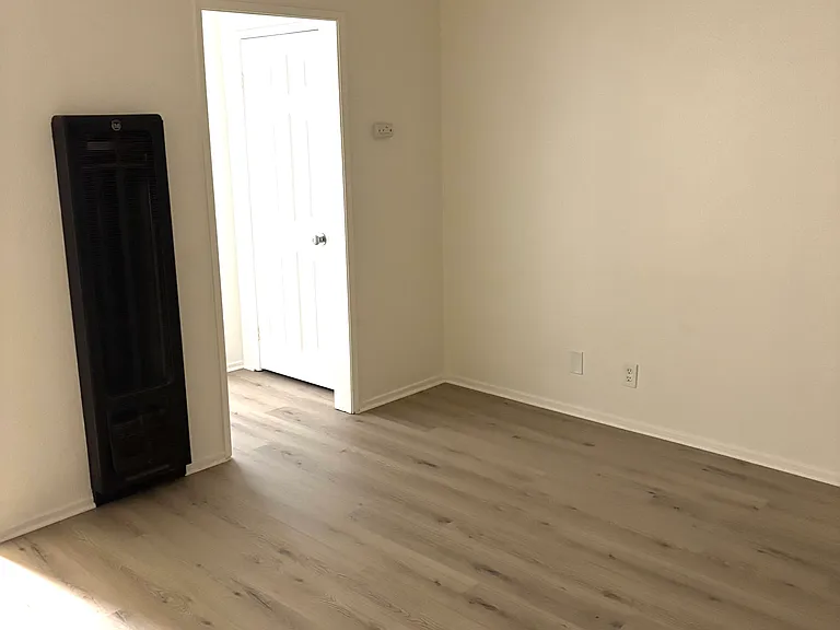 221 E Ash St — Photo 8