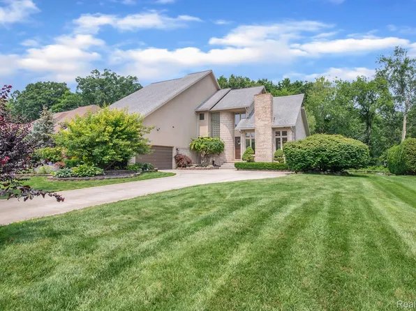 8380 Woodspur Dr, Commerce Township, MI 48382