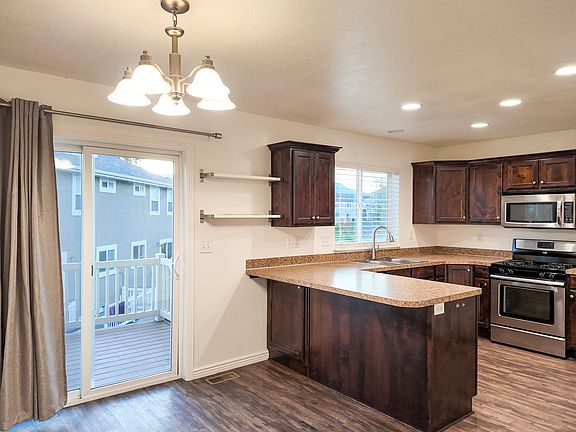 3rd image of 838 N Sapphire St