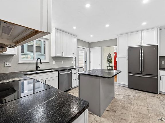 3rd image of 5747 Lansdowne Ave