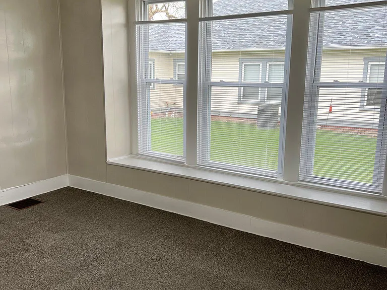 263 E Franklin St — Photo 2