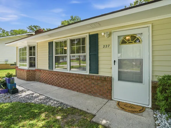 227 Farm Rd, Goose Creek, SC 29445