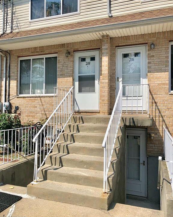 1st image of 216 Maple Pkwy
