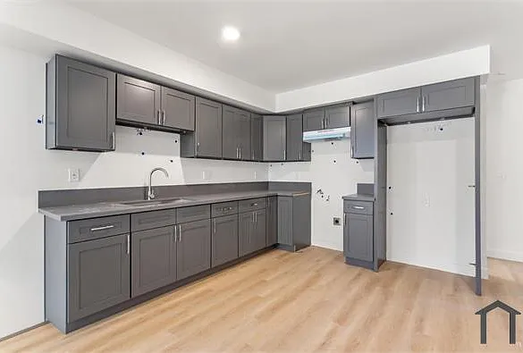707 W 80th St — Photo 1