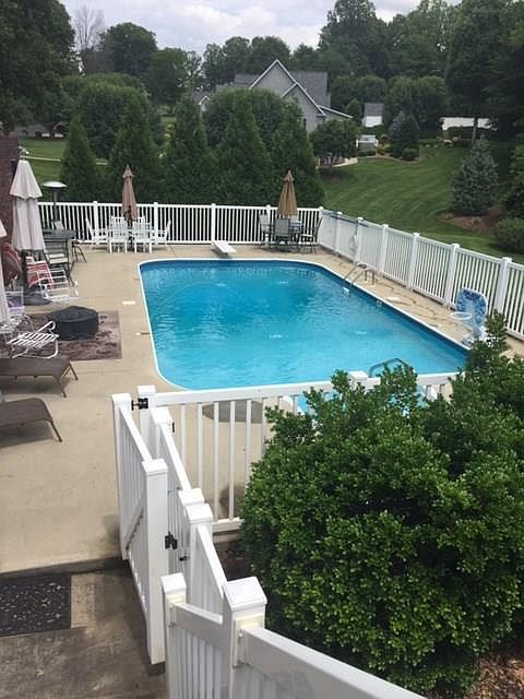 1st image of 425 Country Club Hills Ln