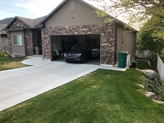 Spacious 2-car garage