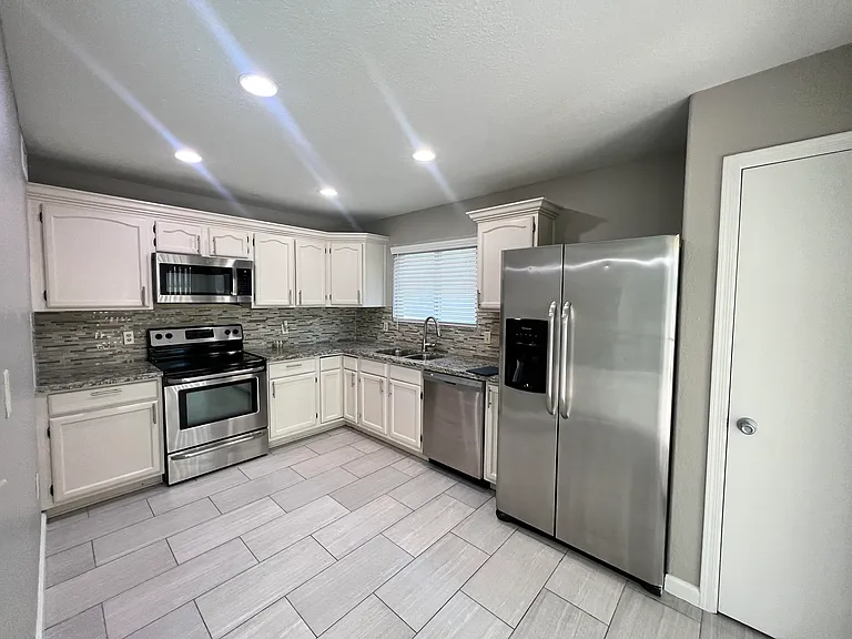 1140 N Corsica Dr — Photo 2
