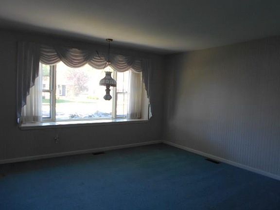 5th image of 209 Stillwater St