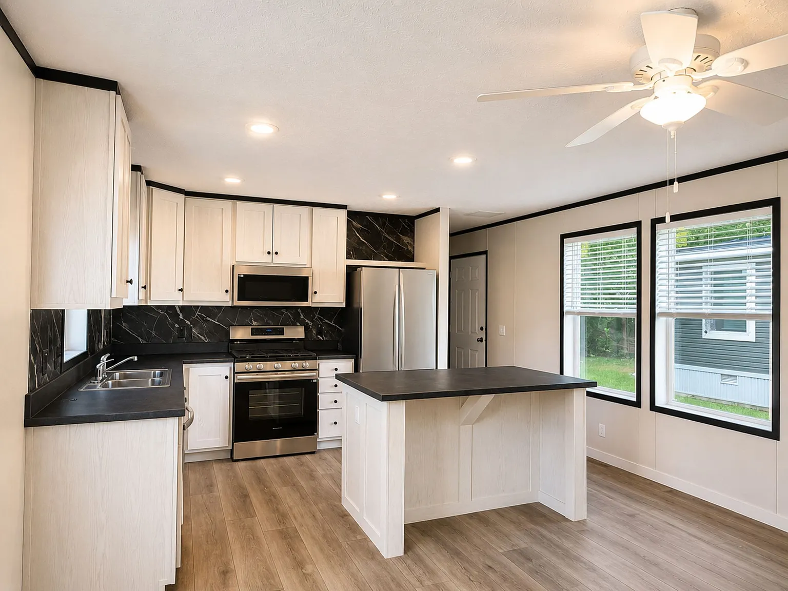Convienent And Comfort Living! — Photo 2