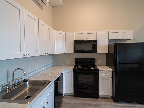 2nd image of 910 Broad St #103