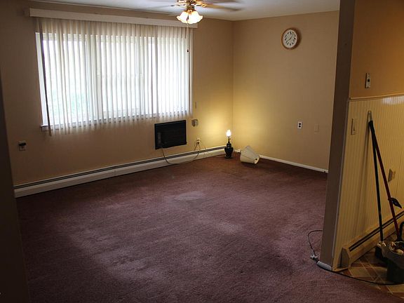 3rd image of 12 Catskill Ct
