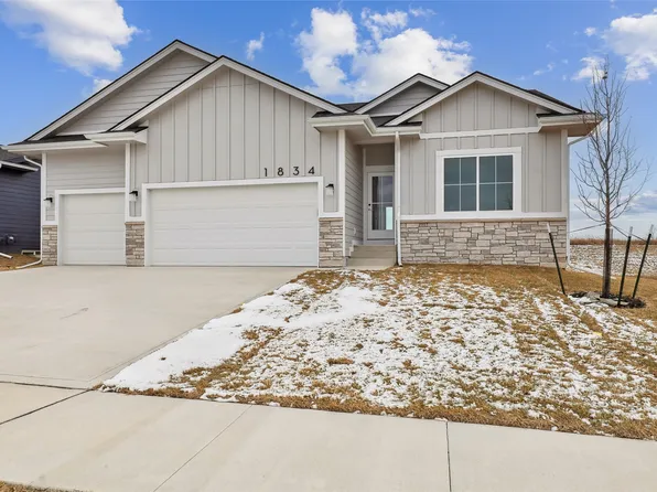 1834 Silver Maple Dr, Norwalk, IA 50211