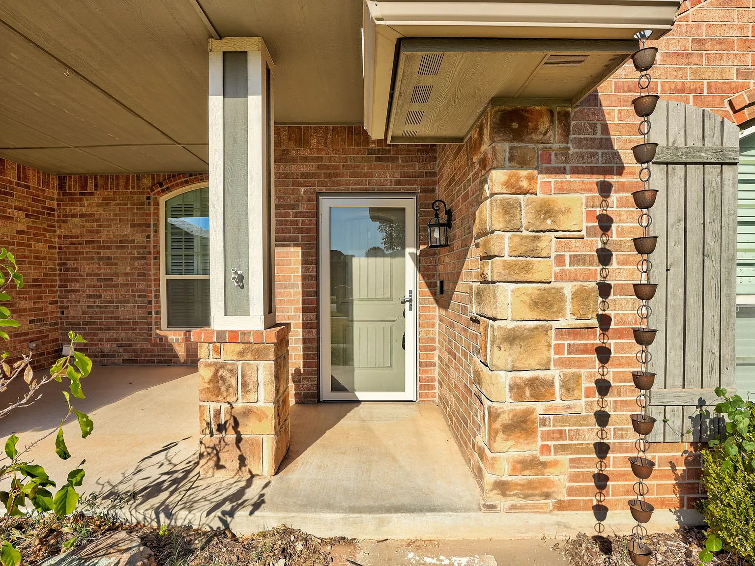 4 bed, 1907 sqft, $2,200 — Photo 2
