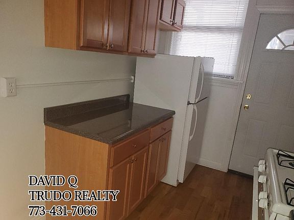 2nd image of 819 W Waveland Ave