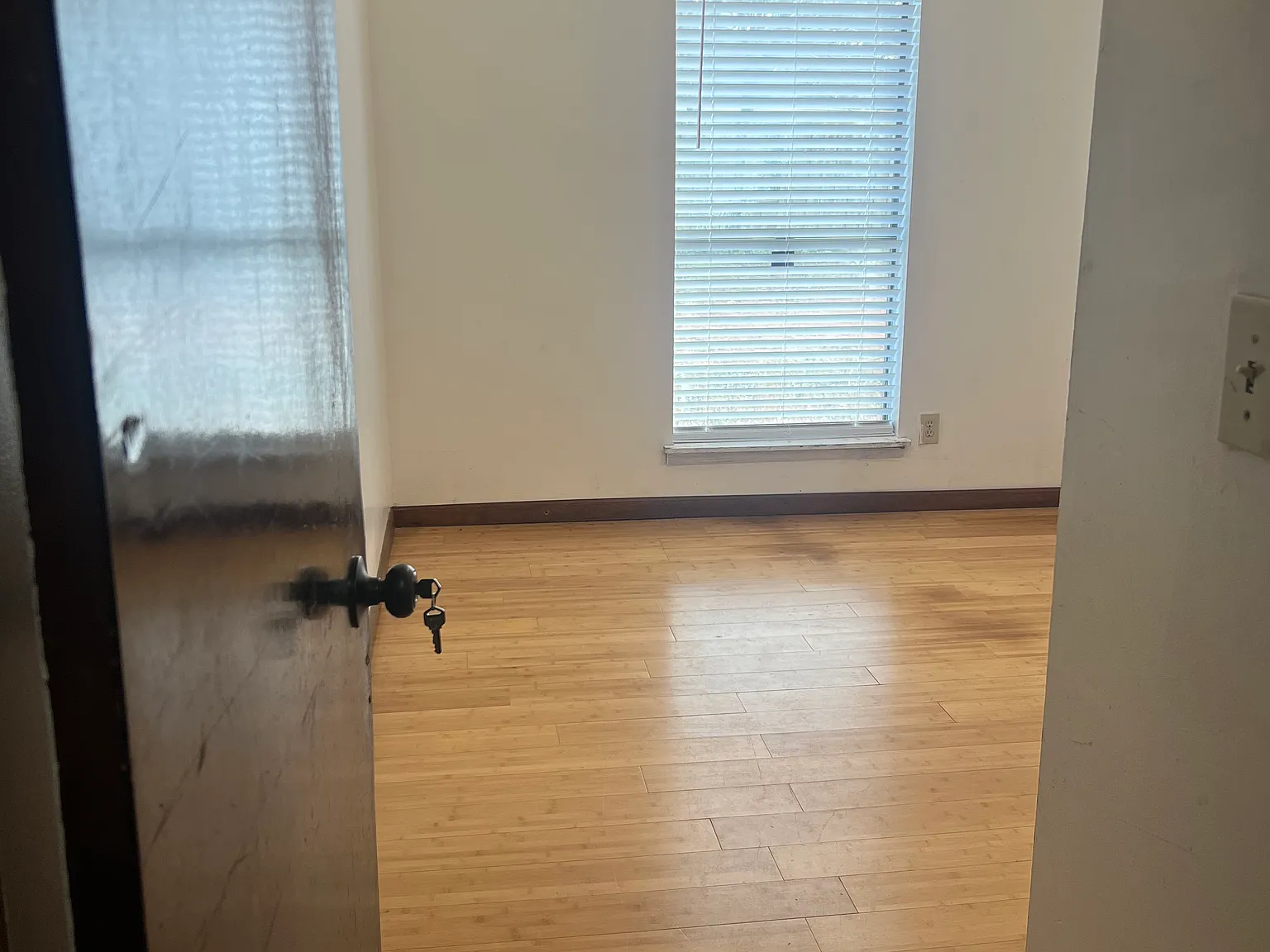 3 bed, 2100 sqft, $750 — Photo 2