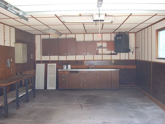 Garage Workshop w/2 benches