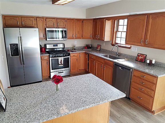 3rd image of 107 Jenny Dr