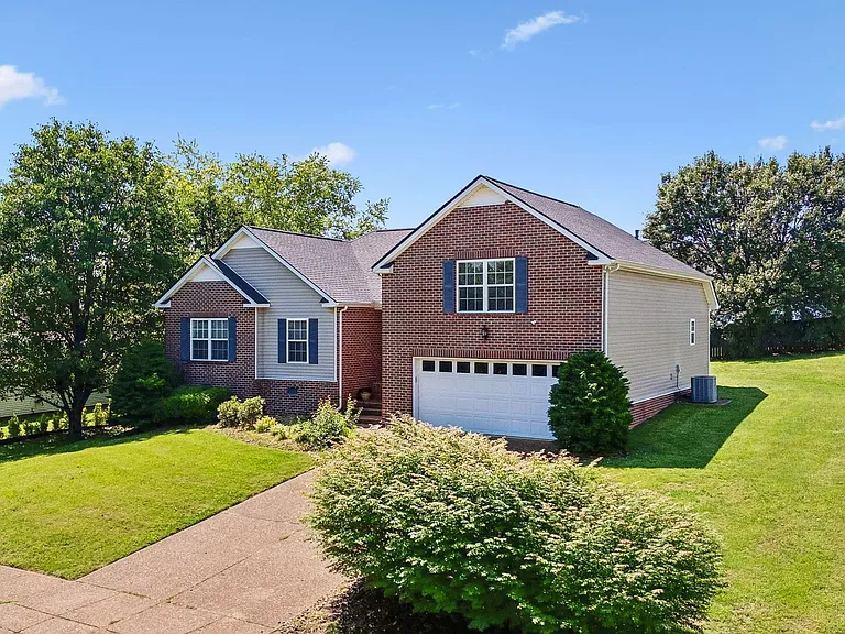 2601 Danbury Cir — Photo 37
