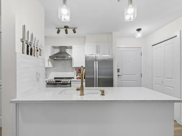 2468 Atkins Ave #311, Pt Coquitlam, BC V3C 1Y9