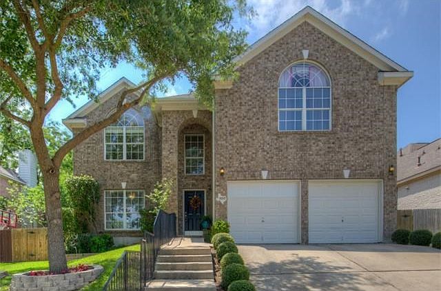 Brick beauty in Forest Oaks!