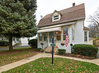 1327 Edgewood Rd, Lake Forest, IL 60045