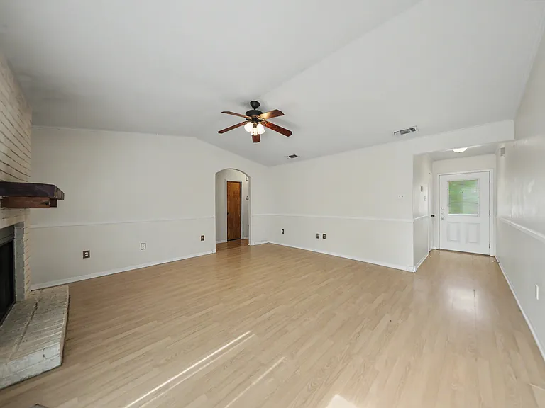 1415 Janet Ln — Photo 9