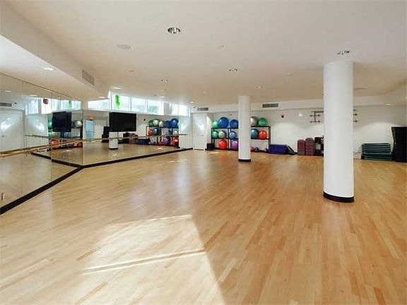 3rd image of 20201 E Country Club Dr APT 810