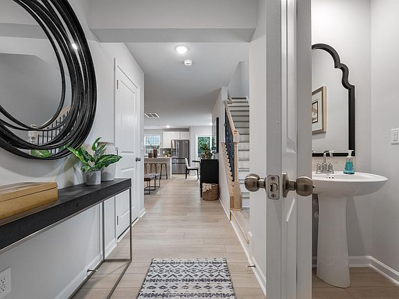 3rd image of 608 Curry Ct