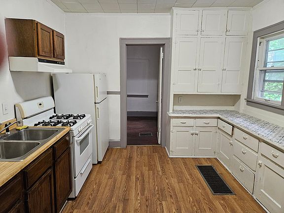 3rd image of 901 Ashland Ave #1
