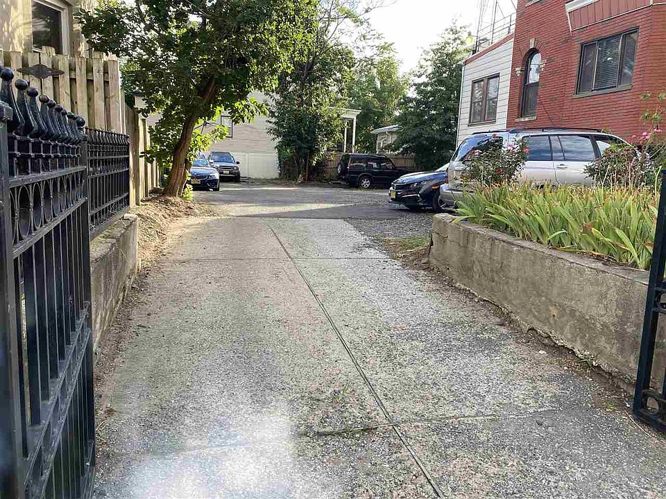 2nd image of 131 Clifton Pl
