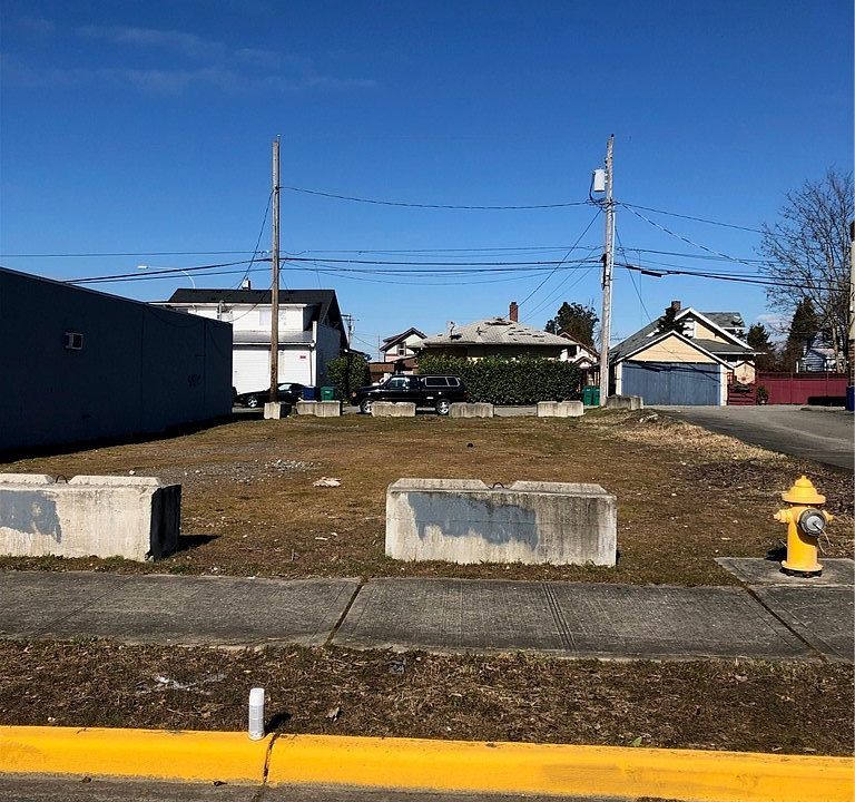 1st image of 3073 3rd St NE