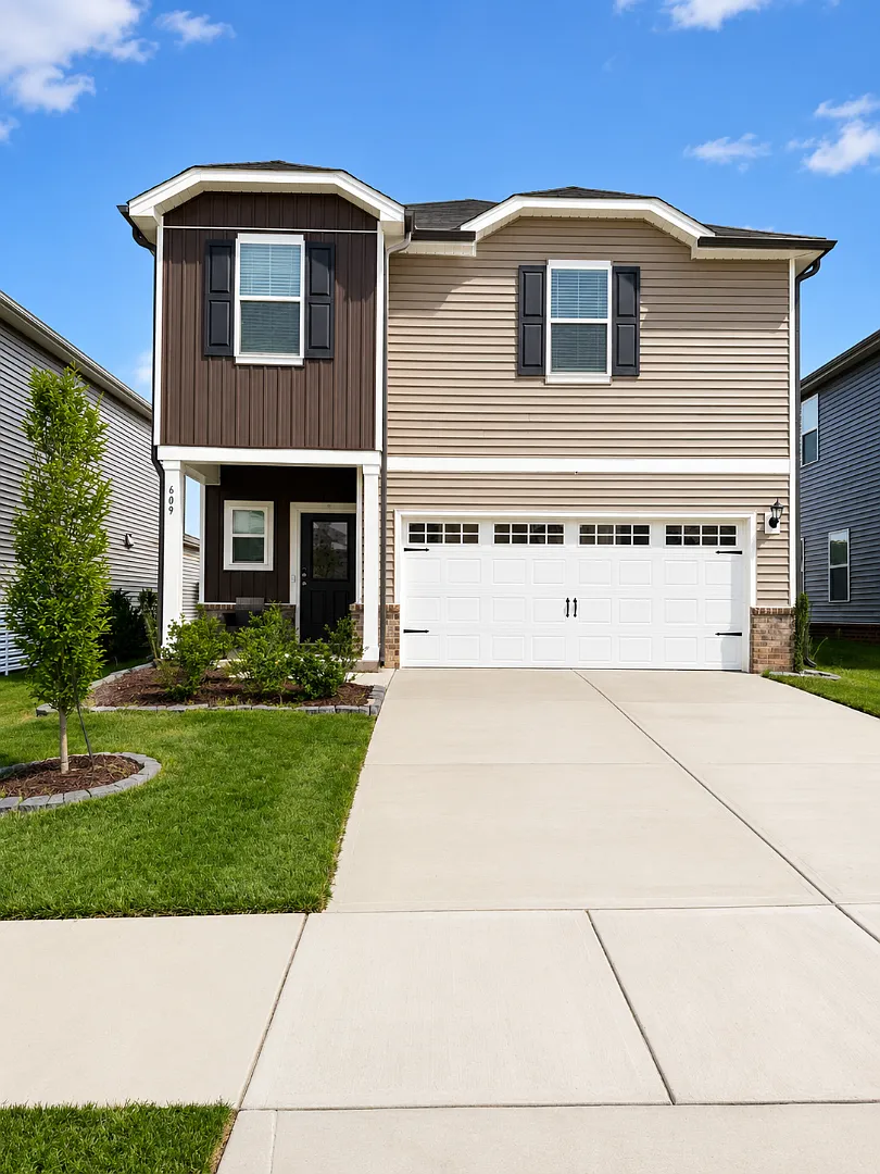 4 Bedroom 2.5 bath with a loft Singe Family House for Rent — Photo 1