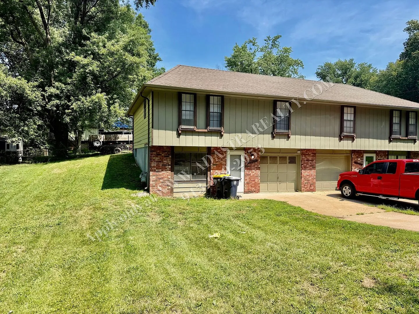 Cozy 3 Bed 1 Bath Duplex in KCMO-Available NOW!! — Photo 3