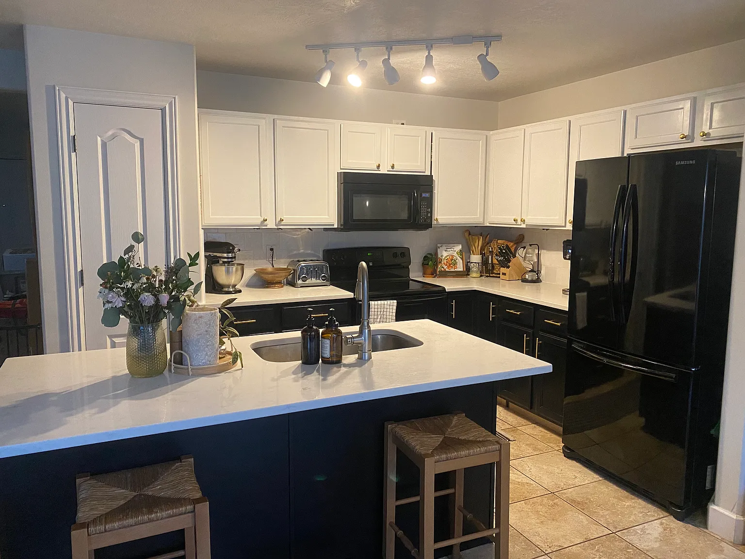 3 bed, 3.5 bath, 2272 sqft, $2,500 — Photo 2