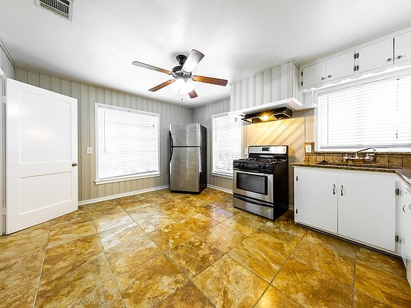 2nd image of 3309 Grooms St APT 205