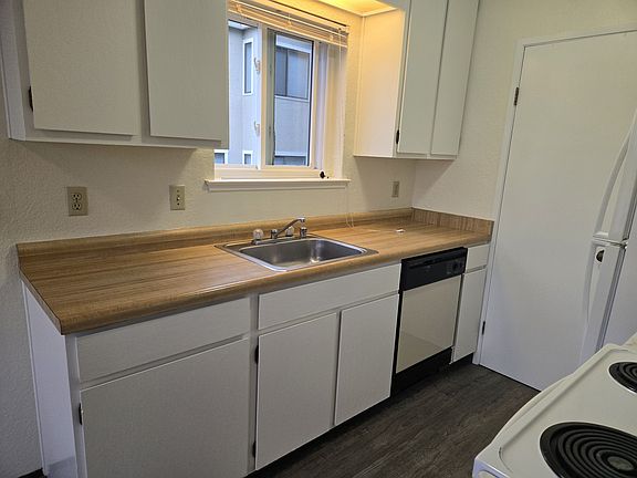 3rd image of 485 Laurel Ave #1