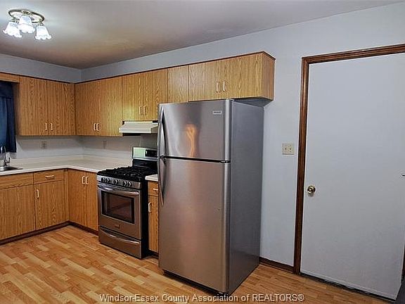 3rd image of 1635 Courtland Cres