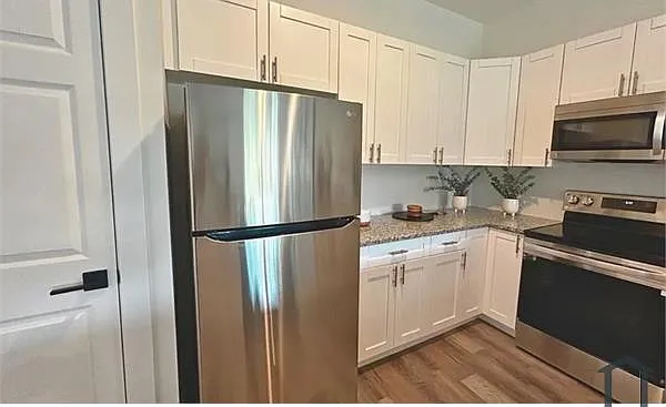 3 bed, 1900 sqft, $2,500 — Photo 2