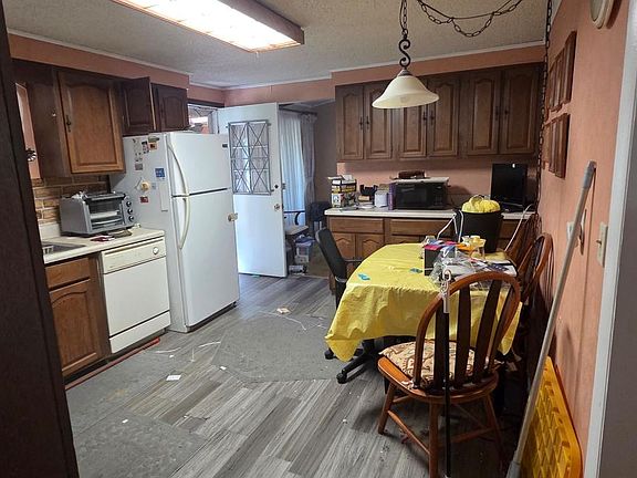 5th image of 105 Laurel St