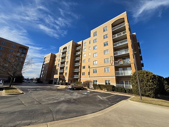 3rd image of 6815 N Milwaukee Ave APT 210