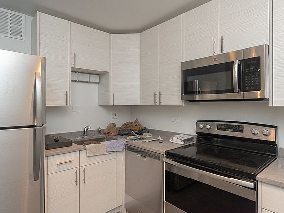 3rd image of 2626 N Lakeview Ave APT 902
