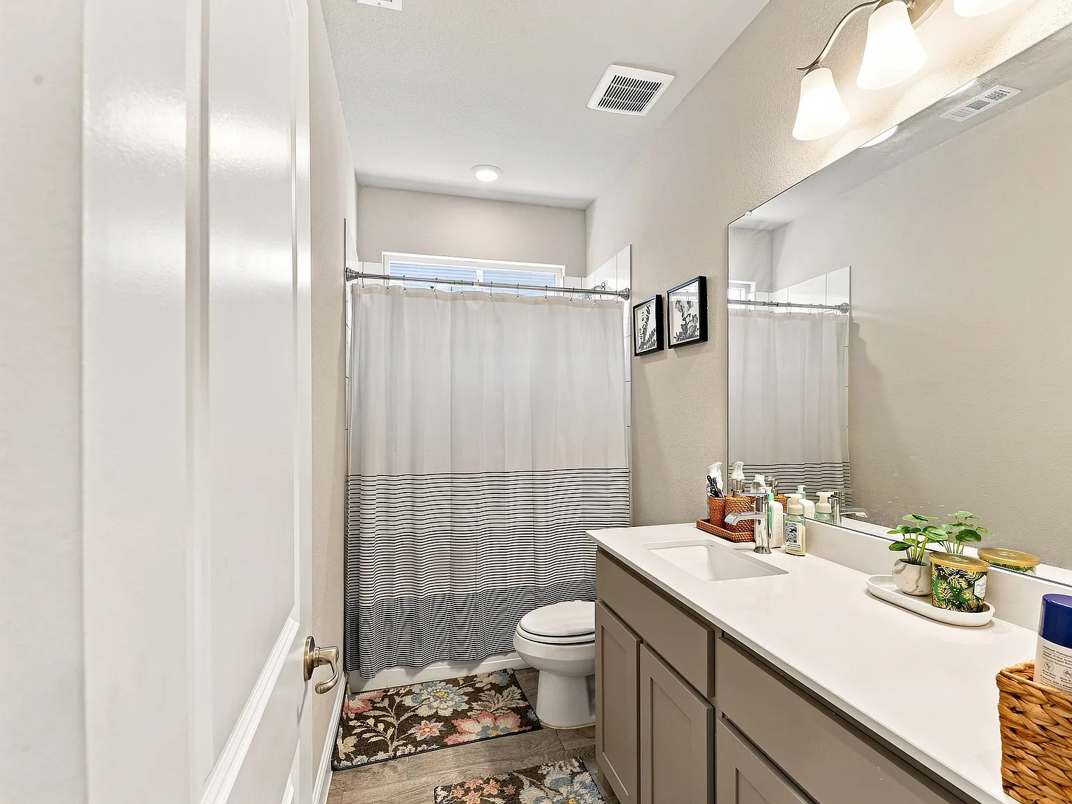 4 bed, 2040 sqft, $2,700 — Photo 4