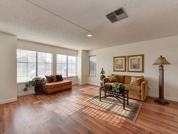 5th image of 7902 Cresentdale Way