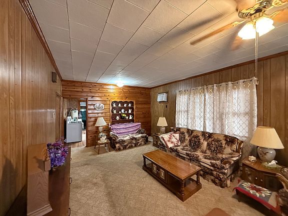 3rd image of 1421 W Maple St