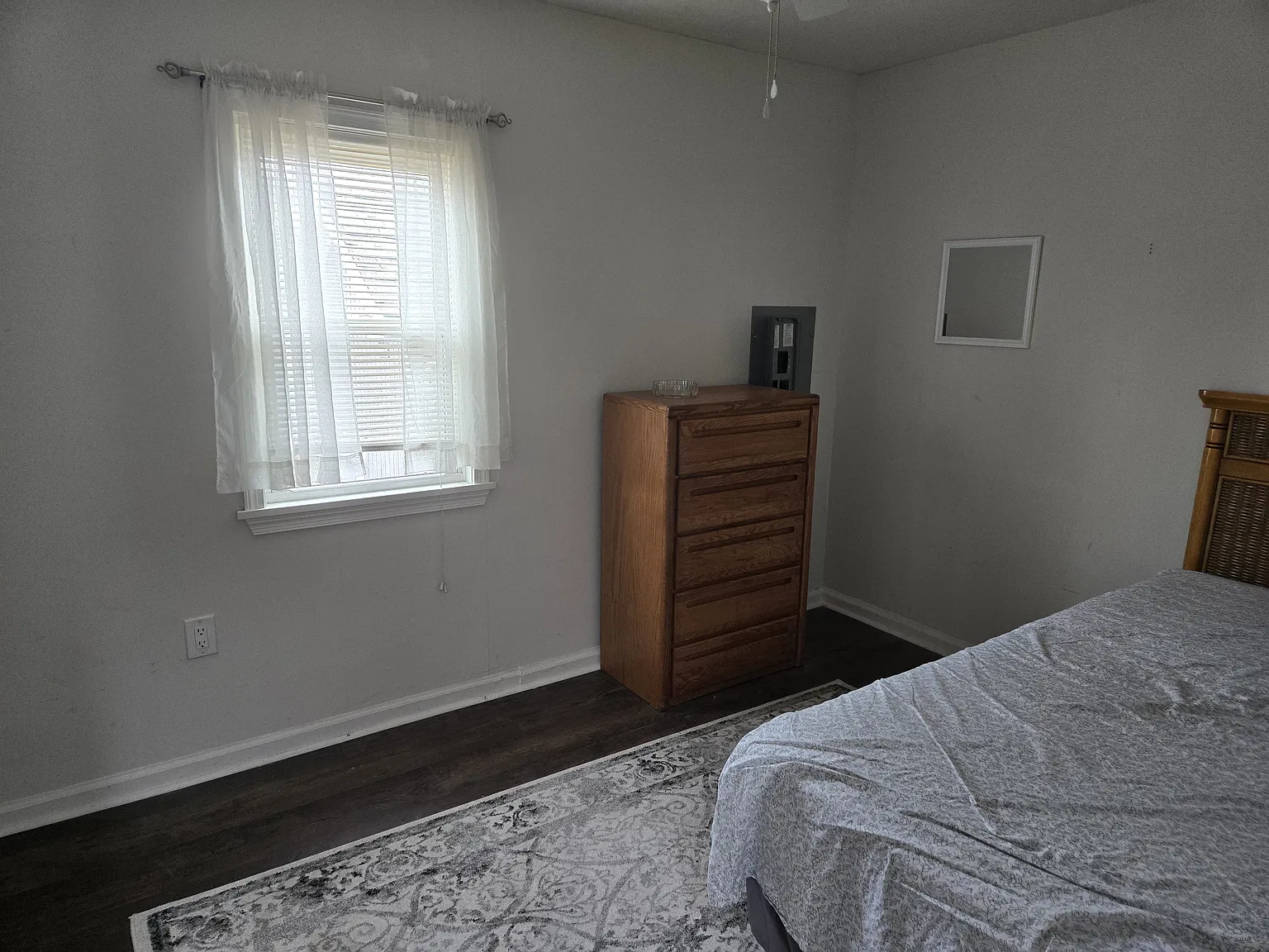 3 bed, 900 sqft, $2,400 — Photo 4