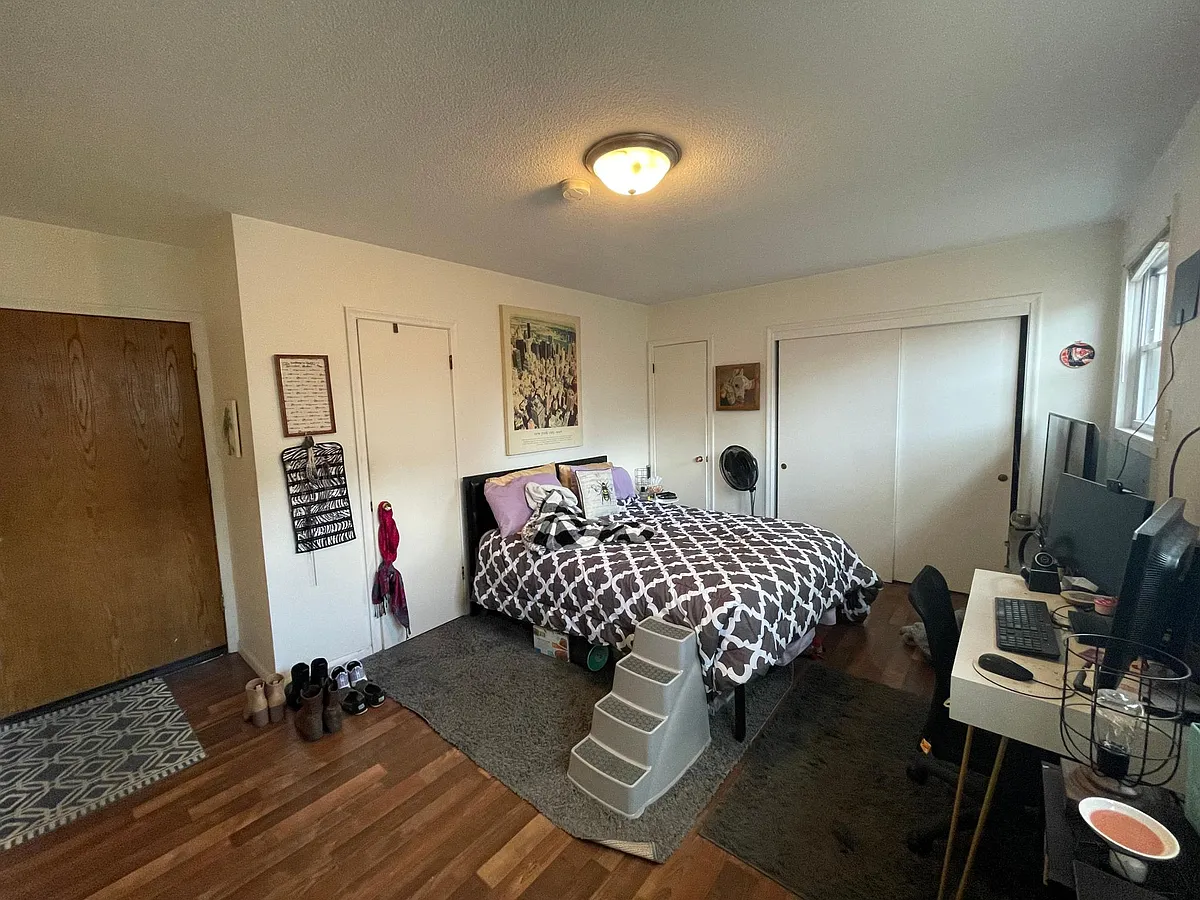 Building Photo - 338 18th Ave NE #3